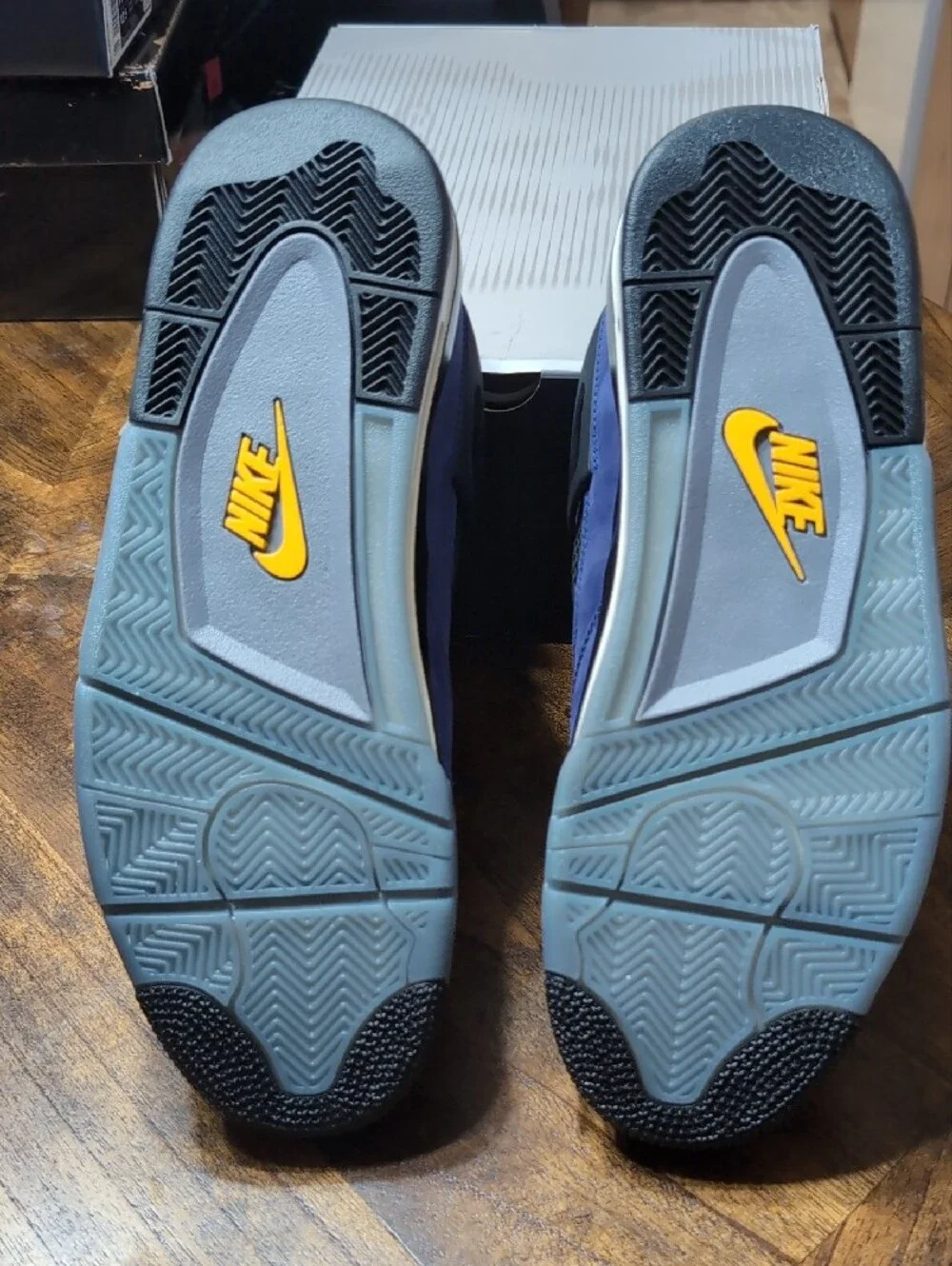 Nike Air Jordan 4 Retro "Lakers" - Picture 6 of 6